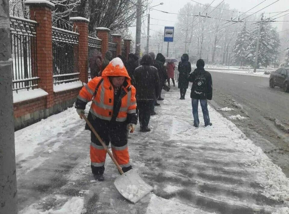 Бюджетное учреждение симферополь. Уборка снега. Расчистка снега. Снег на дороге. Снег на улице.