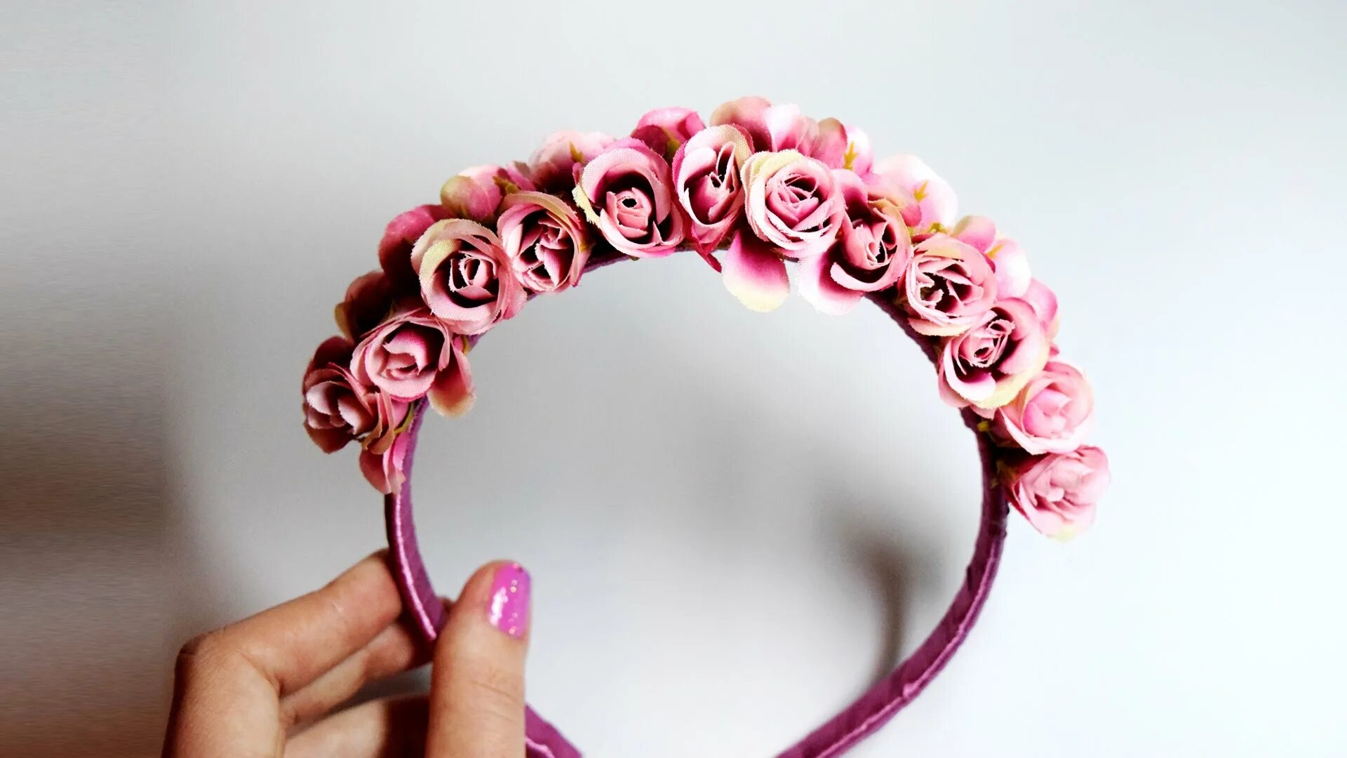 ободок с искусственными цветами. красивые ободки для волос. мастер класс ободки для детей. как сделать объемный ободок. ободок кокошник 2021.