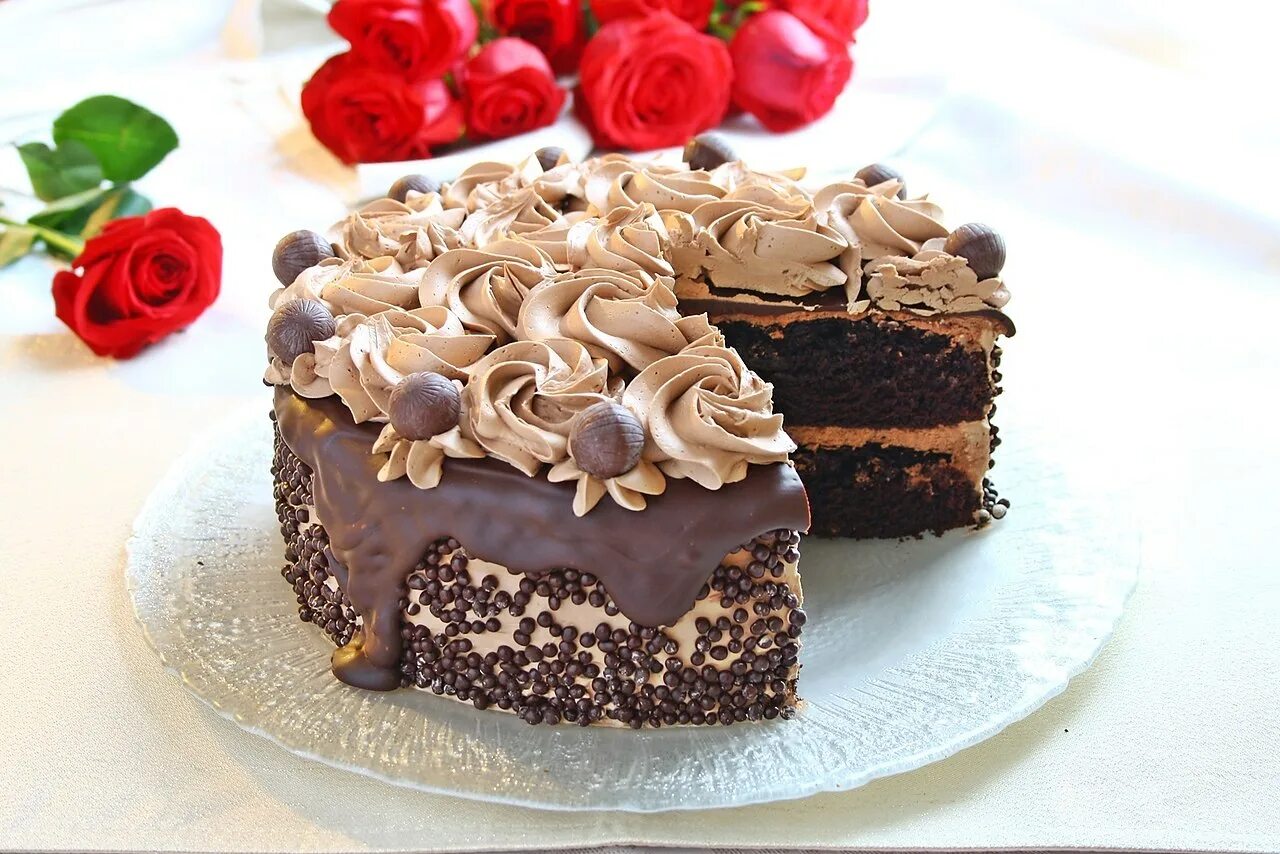 шоколадные пирожные со взбитыми сливками. шоколадный торт. шоколад для ганаша. шоколадный торт со сливочным кремом. бисквитные пирожные.