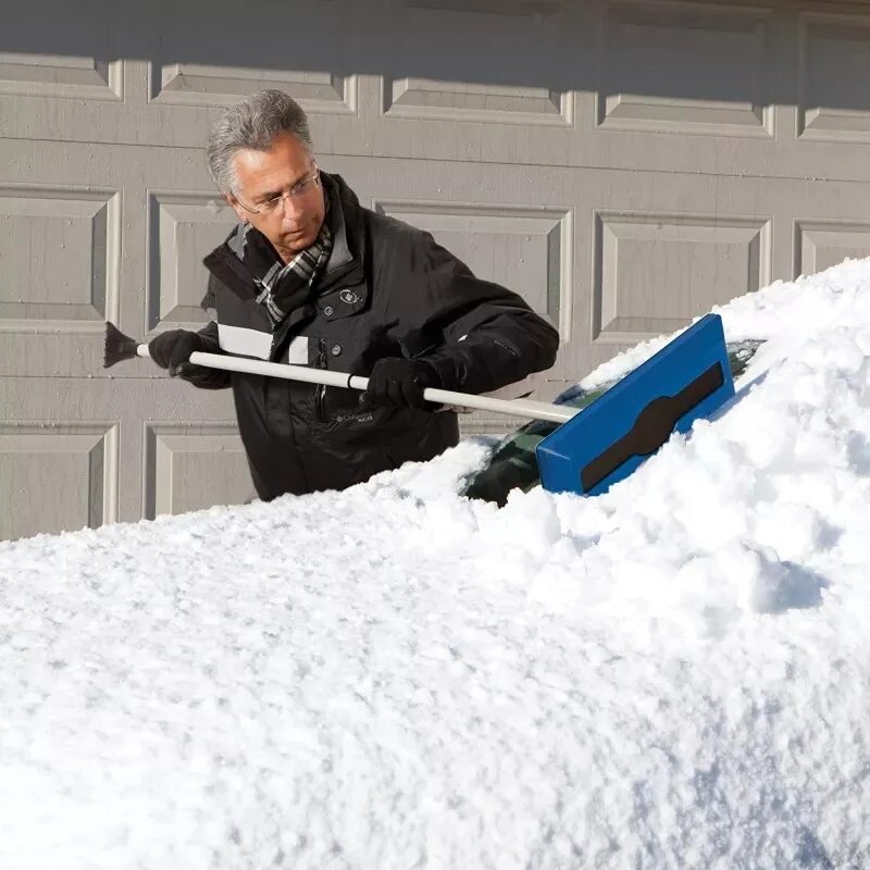Очистка участка от снега. Уборка снега. Убирает снег. Чистка машины от снега. Очиститель от снега.
