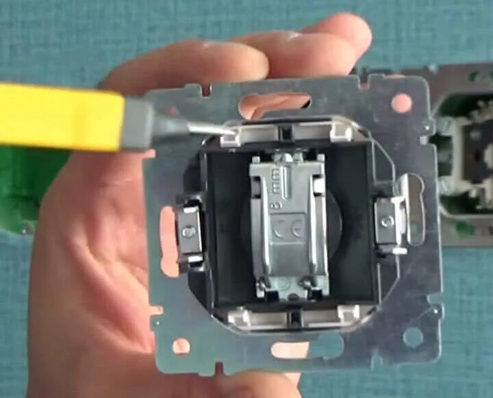 Как подключить телевизионную розетку. Как подключить кабель антенны к розетке. Как подключить тв розетку к кабелю lexman. Антенная розетка legrand gh00769. Как подключить телевизионную розетку.