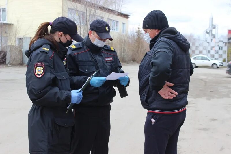 Сотруднику полиции выдают
