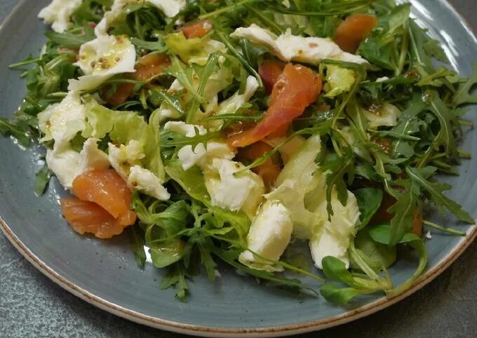 Руккола с семгой. Салат с рукколой и моцареллой. Руккола семга черри. Руккола с семгой. Руккола с семгой.