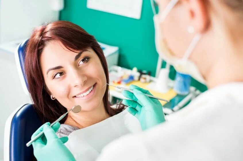 Авито стоматолог. Стоматолог. Зубной врач женщина. Девушка стоматолог. Пациент на приеме у стоматолога.