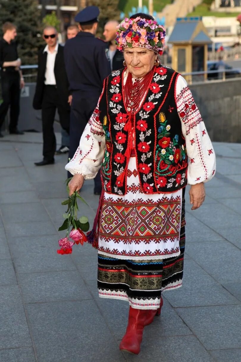 Украинская одежда 6. Украинский национальный костюм. Украинский народный костюм. Традиционный украинский костюм женский. Украинский народный костюм женский.