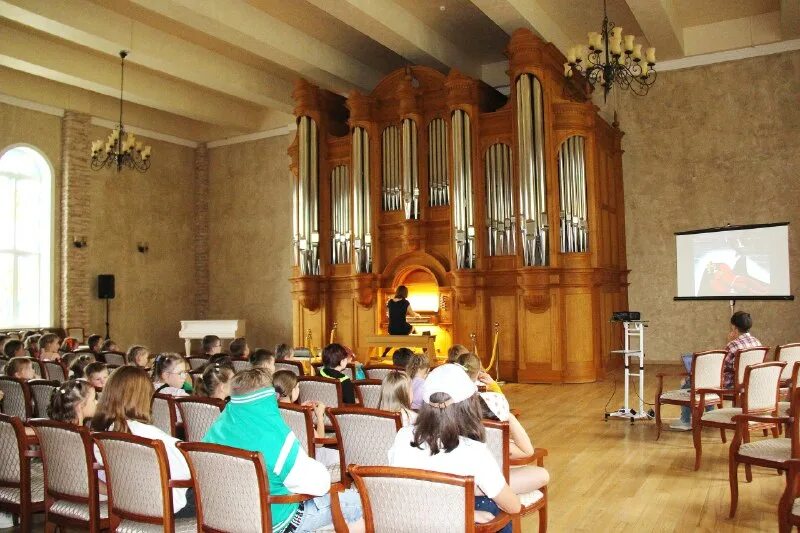 Дубровицы культурно просветительский. Дубровицы культурно просветительский центр фото зала.