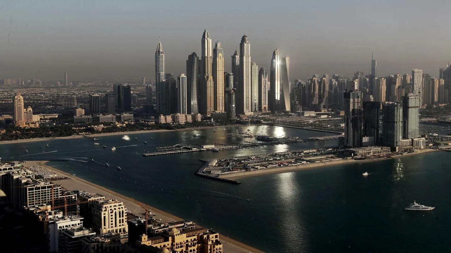 Какая обстановка сейчас в дубае. Столица ОАЭ Абу-Даби или Дубай. Башни Близнецы Абу Даби. Дубай лакшери. Башни Близнецы в Дубае.