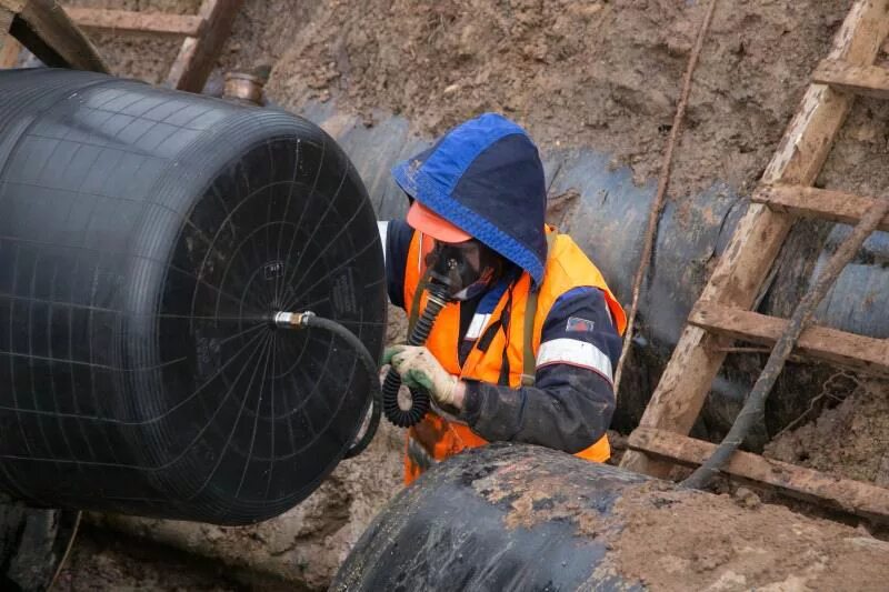 Вырезка катушки на газопроводе. Вырезка трубопровода. Прокладка трубопровода. Монтажник наружных трубопроводов мосводоканал. Врезка под давлением в водопровод 150.