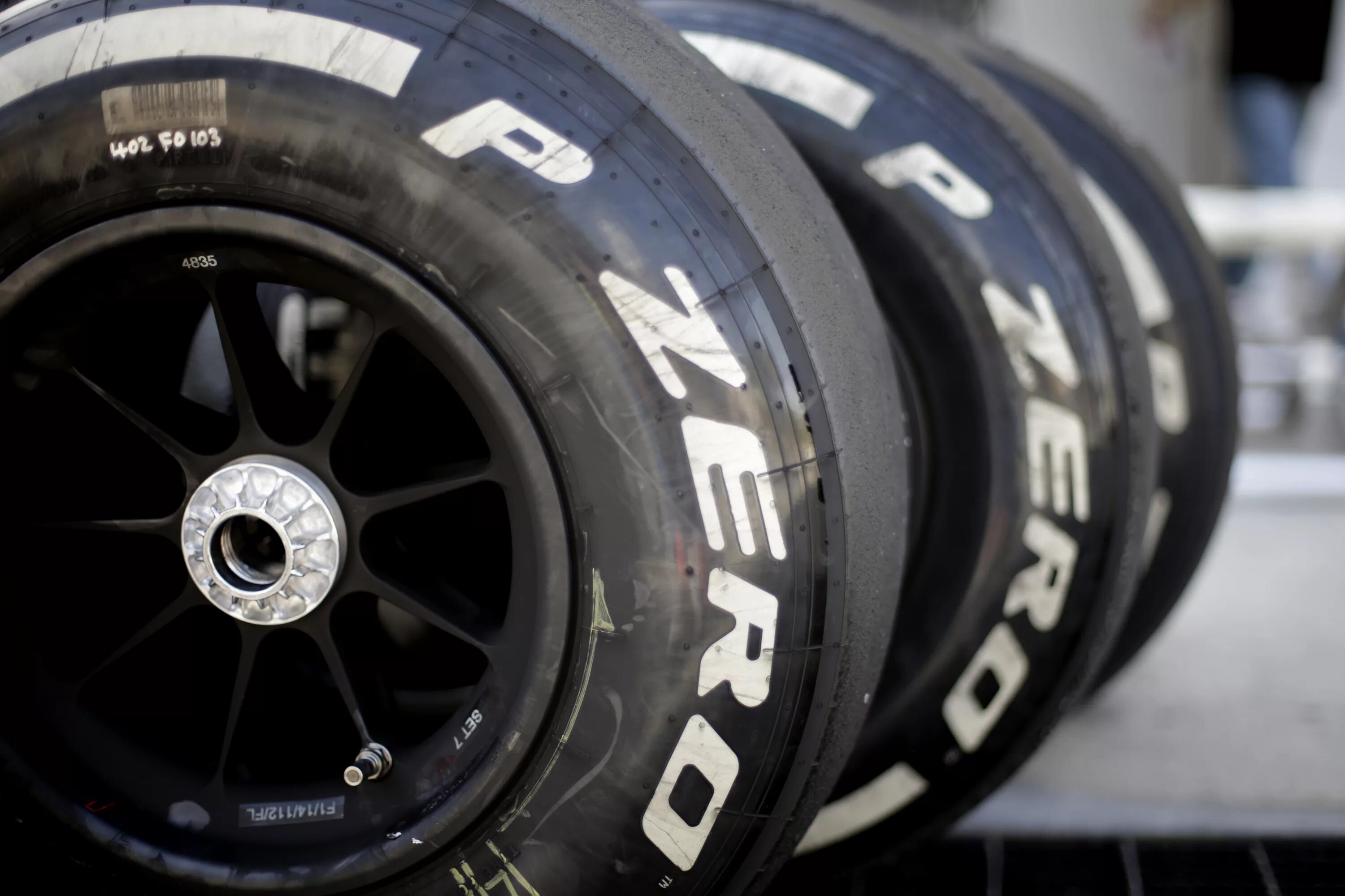 Белые шины ф1 хард. Pirelli автоспорт. Pirelli f. Колесо ф1 пирелли. Formula 2 2021 18-inch pirelli tyres.