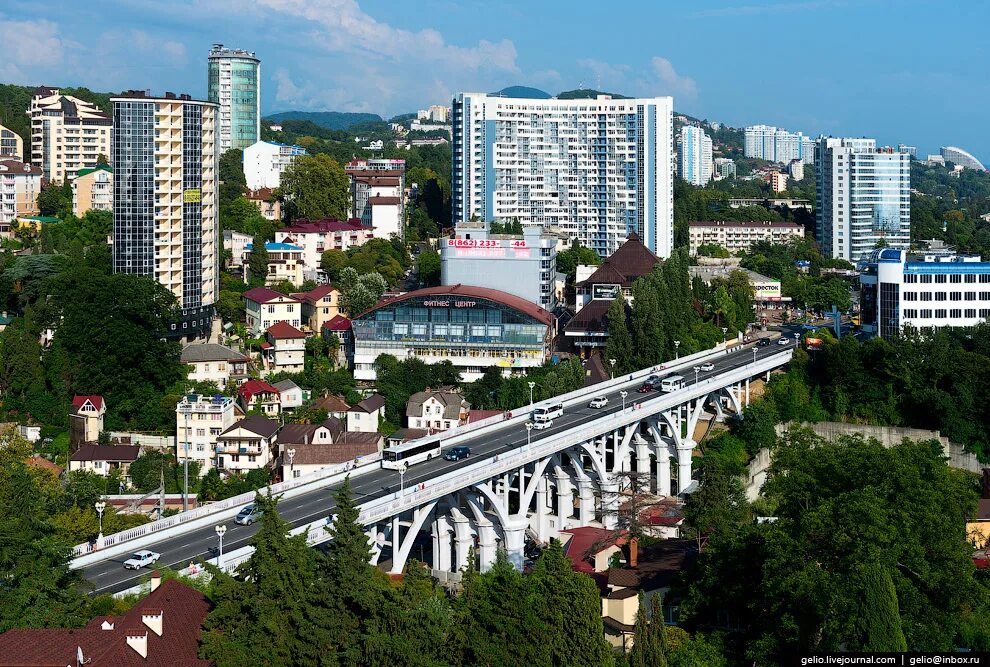 Сколько человек проживает в сочи. Верещагинский мост сочи. верещагинский виадук в сочи. светлановский мост сочи. сочи центр курортный проспект.