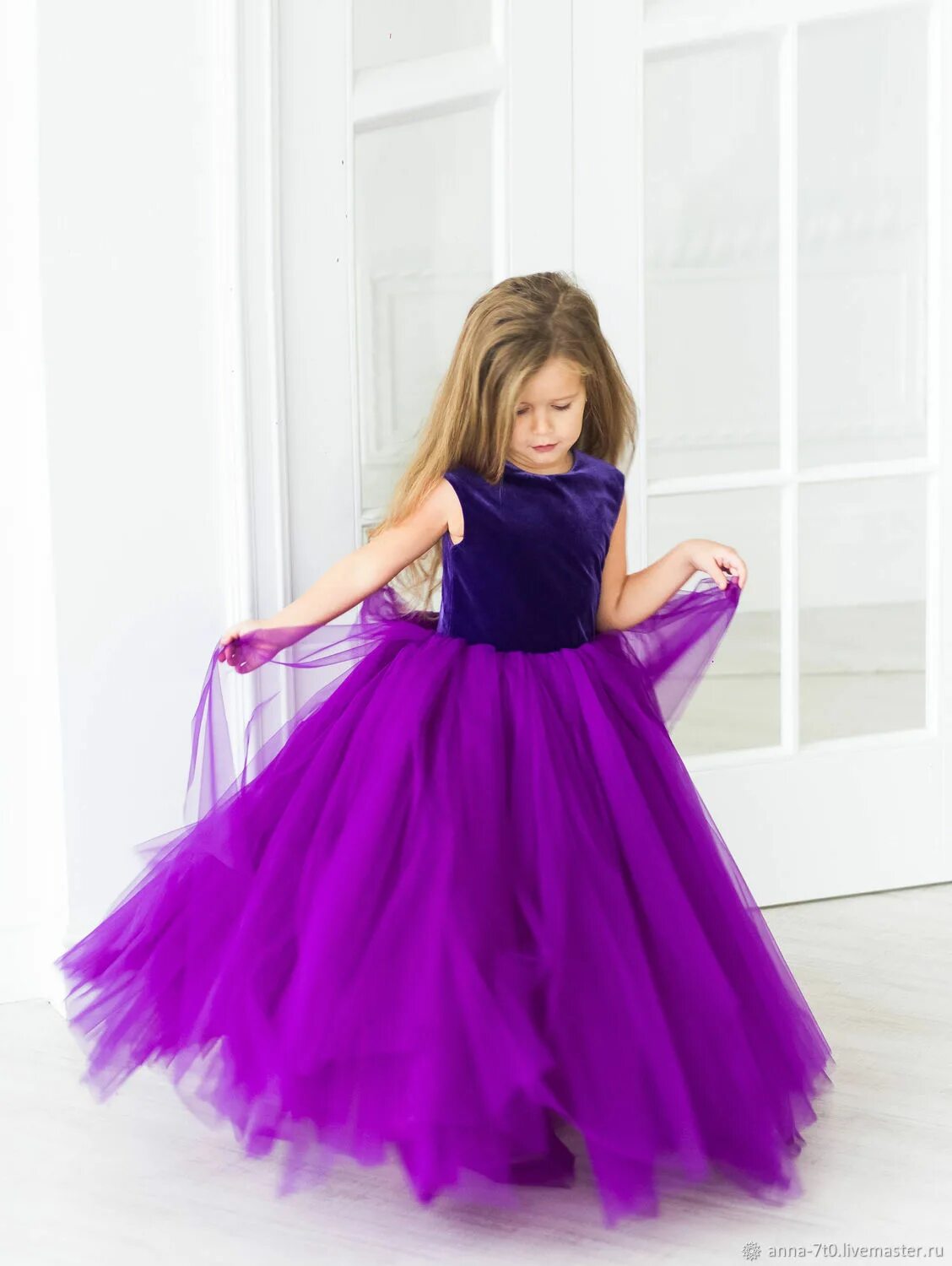 Платье фиалка. Ребенок в костюме цветка. Платье фиалка. Платье фиалки для девочки. Платье цвета фиалки.