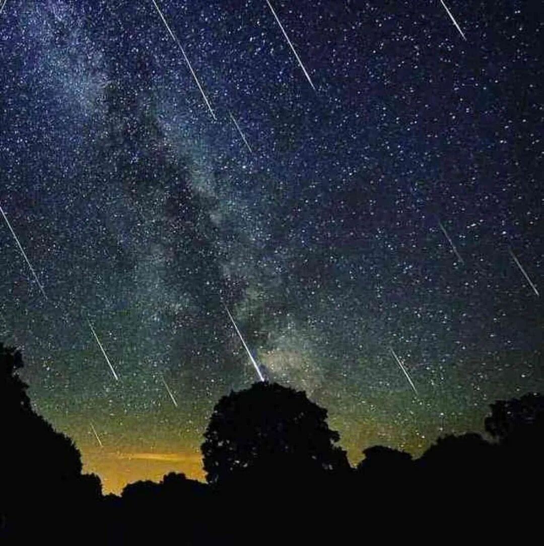 ночное небо и человек. ночью можно будет наблюдать. человек смотрит в телескоп на звезды силует. метеорный поток 5 мая. ариетиды метеорный поток.