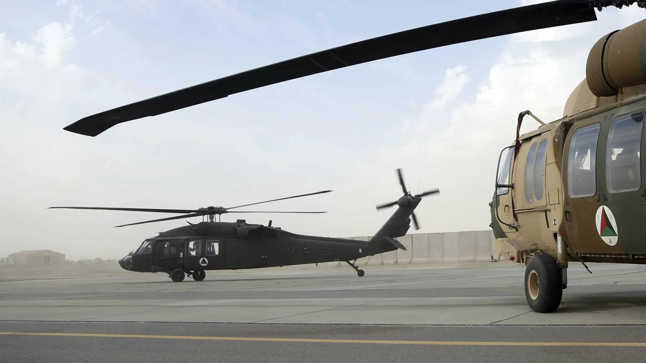 Судьба угнавшего вертолет. Uh-60 спереди. вертолёт uh-60. black hawk афганистан. вертолет таджикистан.
