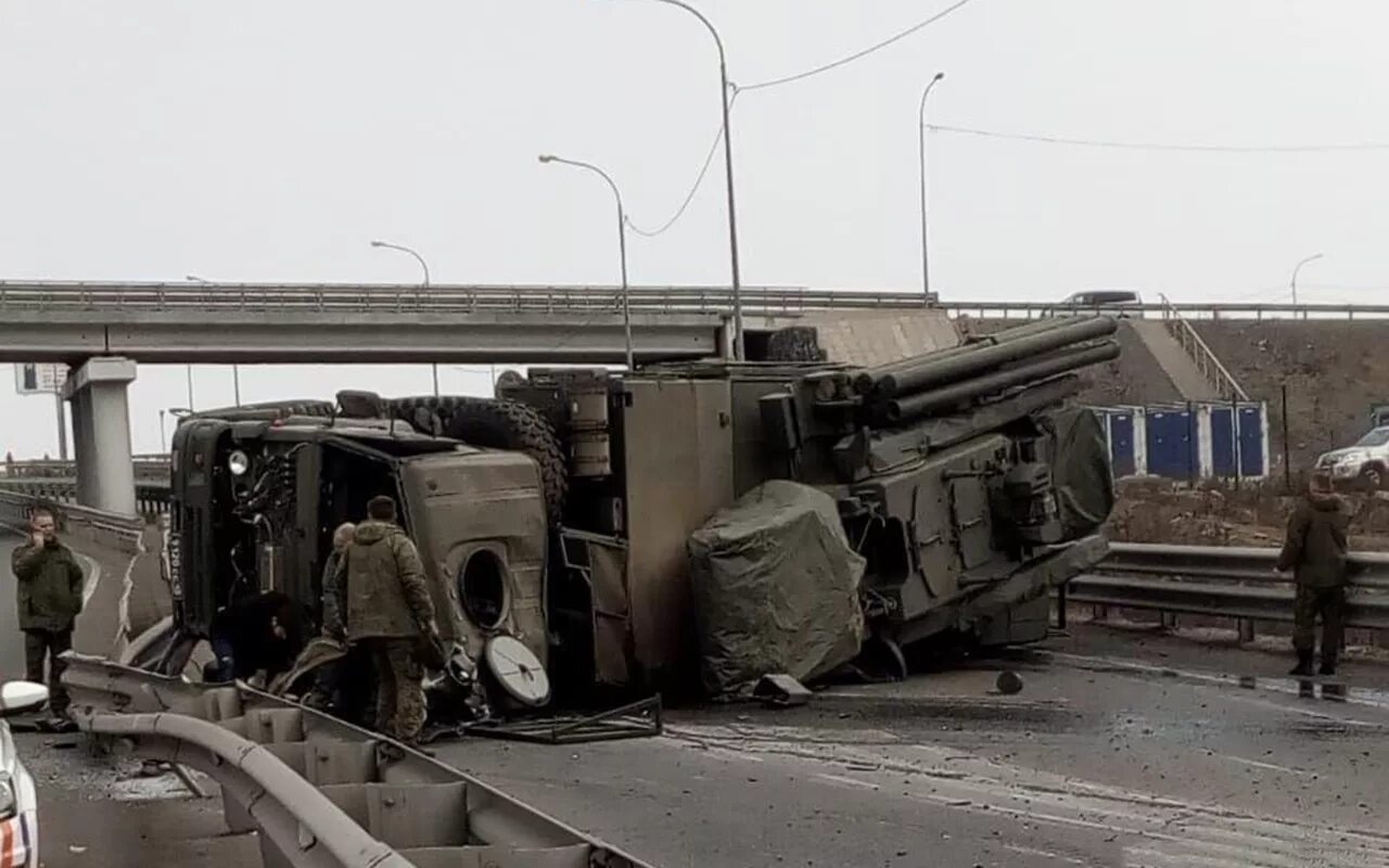 Панцирь-с1 опрокинулся КАМАЗ. Аварии с участием военной техники. ДТП С участием военнослужащих.