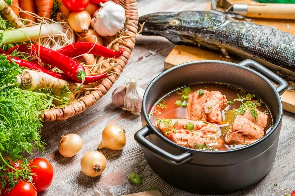 Уха быстро вкусно. Постная еда. постные блюда. суп на столе. уха.