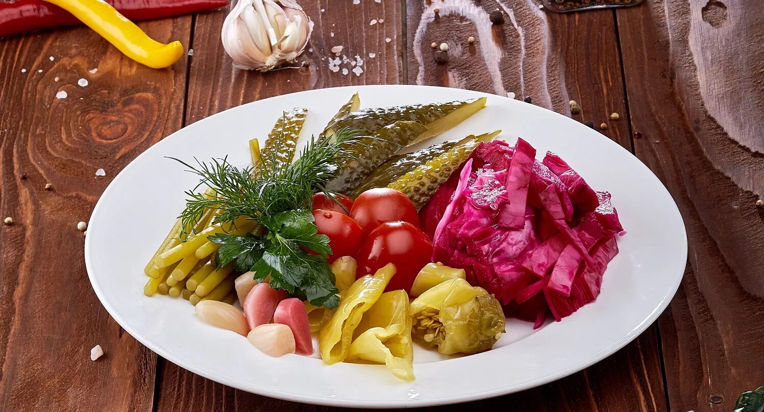 Разносол ассорти русский ассорти. Тарелка с соленьями. Домашние соленья. Тарелка с соленьями. Ассорти из разносолов на праздничный стол.