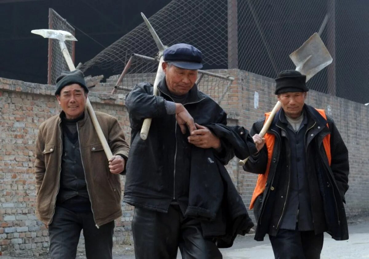 Таджики в москве. Мигранты на стройке. Строитель гастарбайтер. Китайцы гастарбайтеры. Гастарбайтеры в россии.