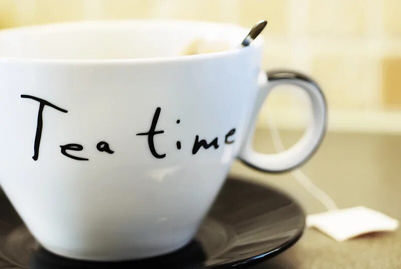 Алиса в стране чудес, время пить сац. Корейские печеньки в ведерке. Кружка о китчен. Тайм ти. Надпись чай.