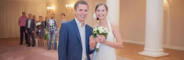 Не торжественная роспись. Отдел загс вывеска. Молодожены в загсе. Саша питер загс. Дворец бракосочетания на петроградской.