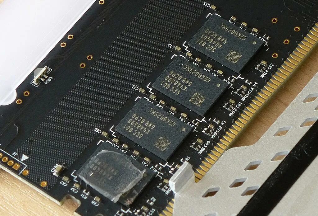 Чипы памяти Samsung ddr4. Чипы Samsung b-die ddr4. Оперативная память на чипах Samsung. Чипы памяти Hynix.