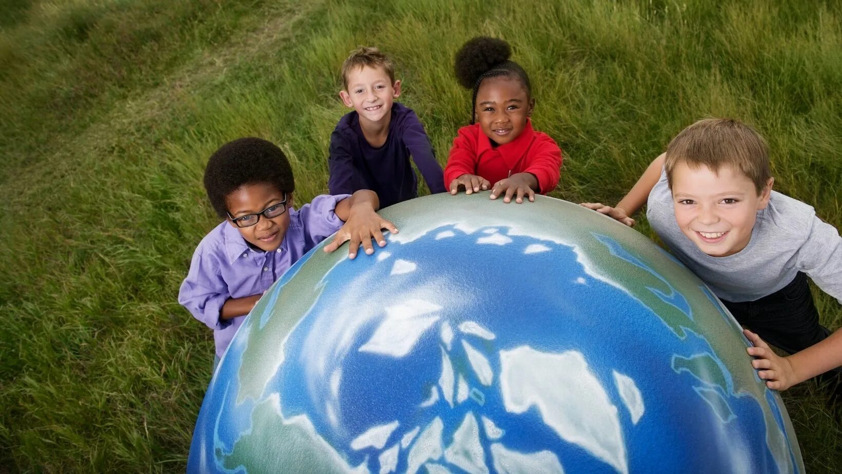 Earth child. Дети земли. Глобус для детей. Земля фото для детей. Самые клевые дети на земле.