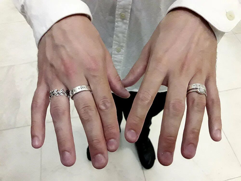 Обручальное кольцо на пальце. Мужское обручальное кольцо на пальце. Обручальные кольца на руках. Мужские кольца на руке.