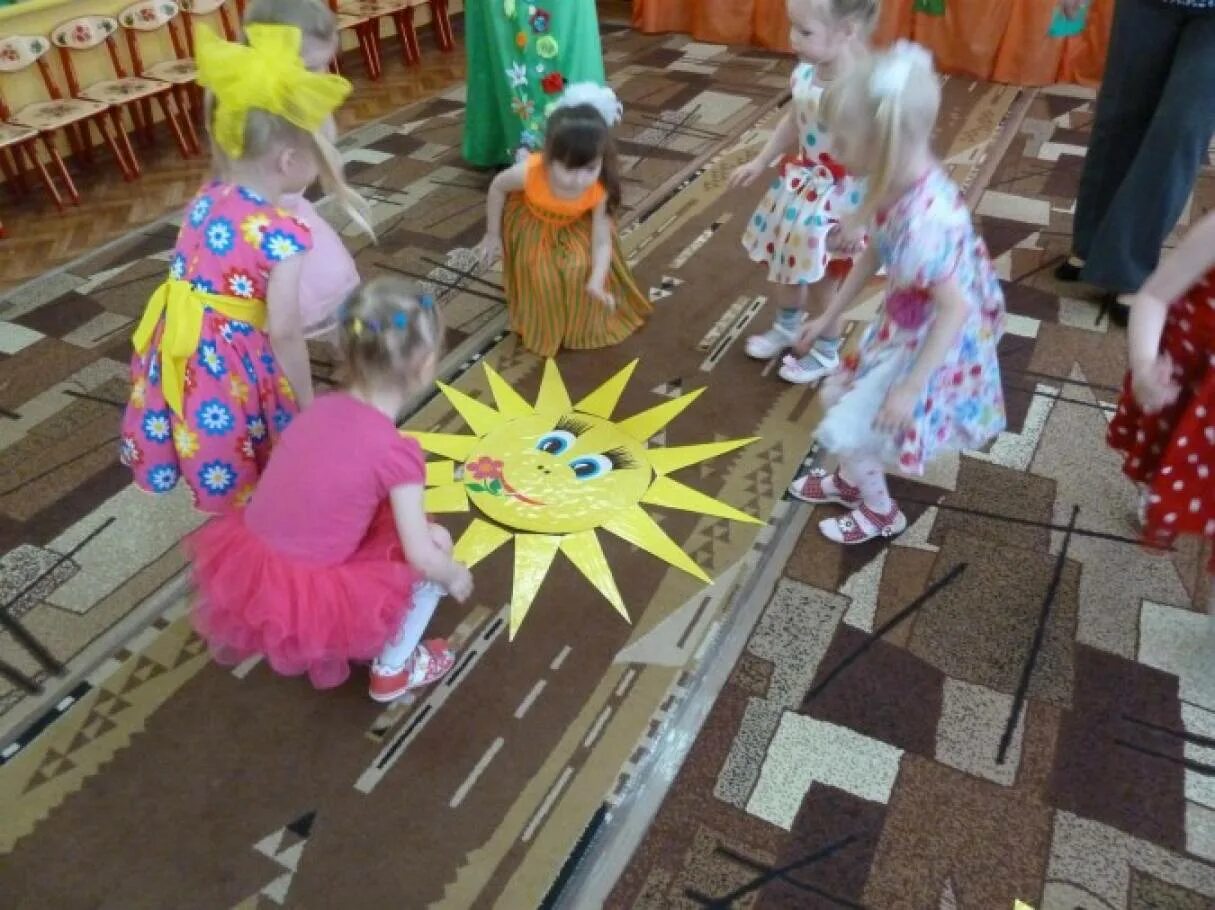Праздник весны в садике. Детские сценарии весенние. Весенняя сценка. Праздники в детском саду. Весенние сценки для школьников.