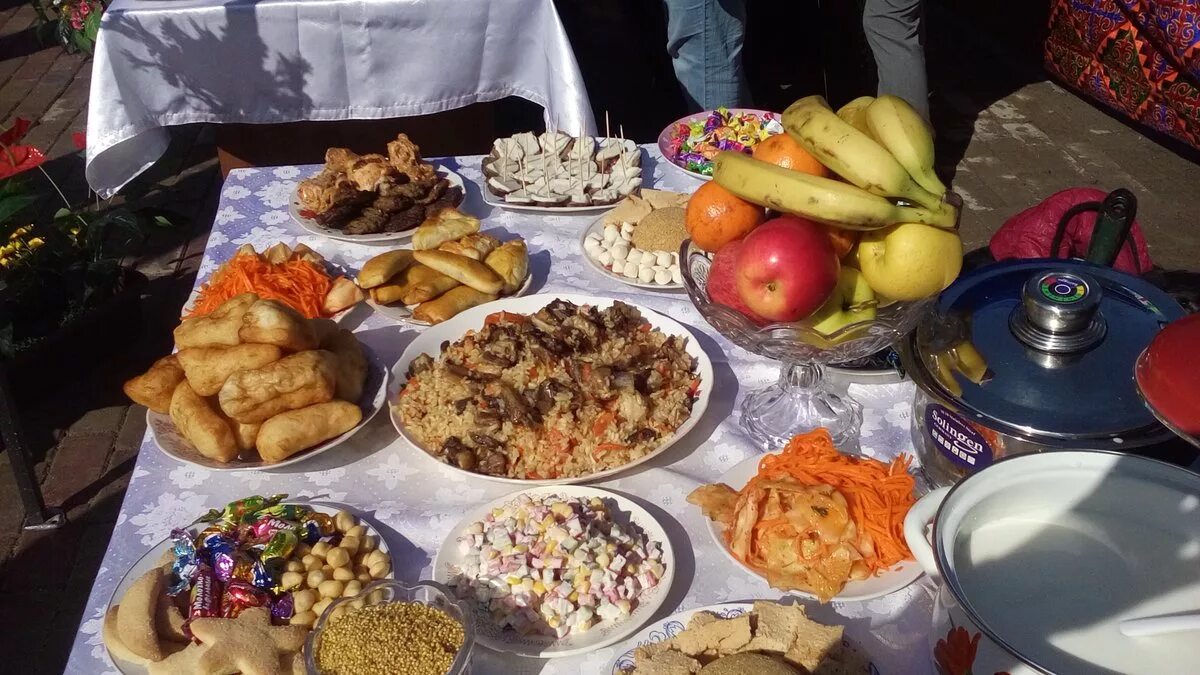 Праздничный дастархан Курбан байрам. Хайт дастурхони. Курбан байрам праздничный стол. Кыргызский дасторкон.