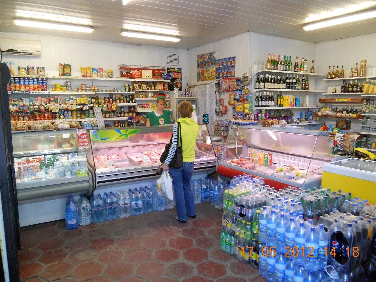 Маленький продуктовый магазин. Продуктовый магазин изнутри. Красивый овощной магазин. Как открыть свой магазин продуктов. Небольшой магазин продуктов.