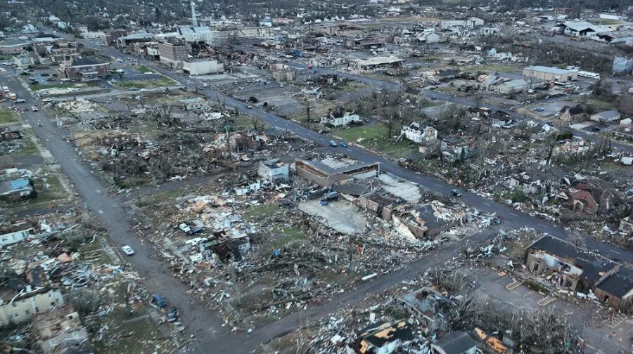 Торнадо разрушения. 12. Тайфун в америке 13. Торнадо в сша декабрь 2021. Торнадо в сша 2021.