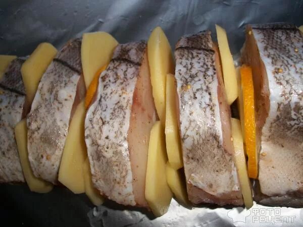 пикша в духовке с овощами. рыба пикша запеченная с картошкой. пикша в духовке в фольге целиком. пикша в духовке в фольге. судак рыба жареная.