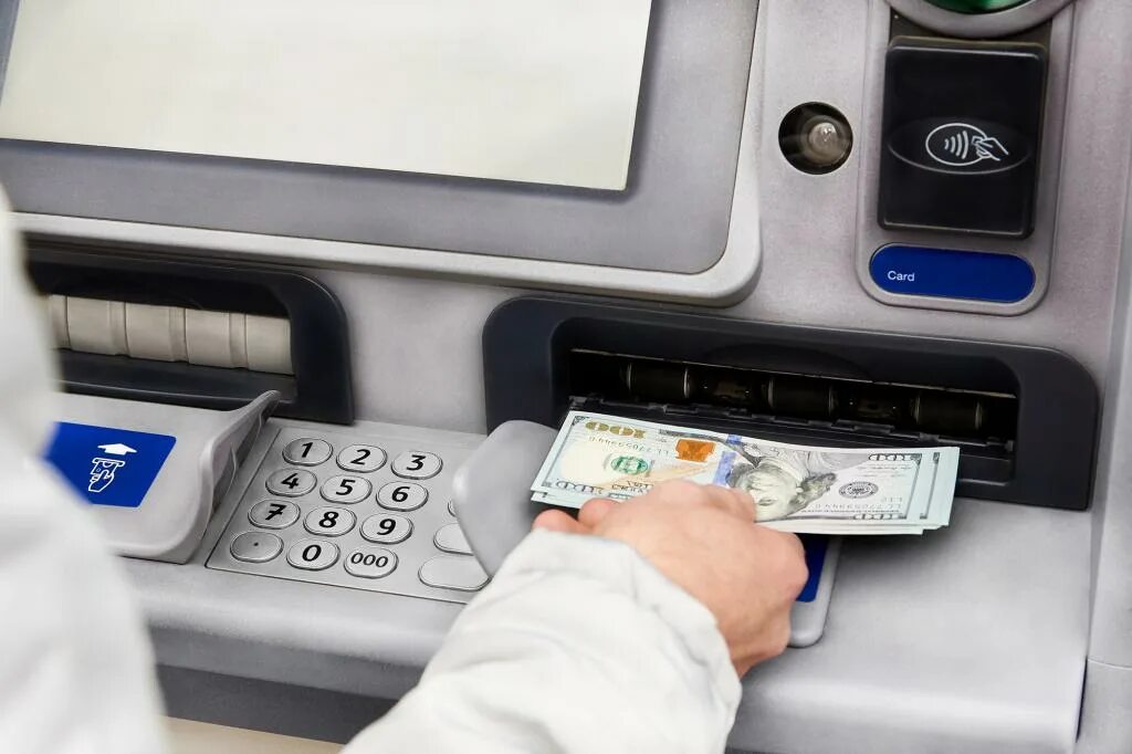 Доллары в банкомате. Банкомат (ATM). Банкомат долларовый. Доллары из банкомата. Можно ли снять доллары в 2024