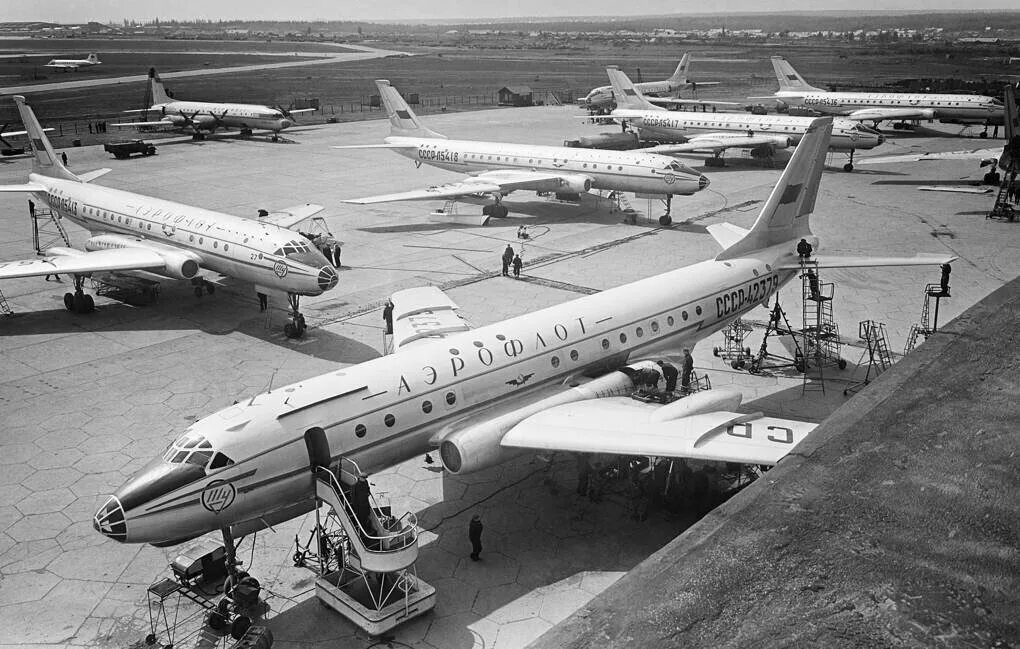 Первый пассажир самолета. Ту-104 пассажирский самолёт. Ту-104 1955. Первый турбореактивный пассажирский лайнер ту-104. Пассажирский лайнер «ту-104».