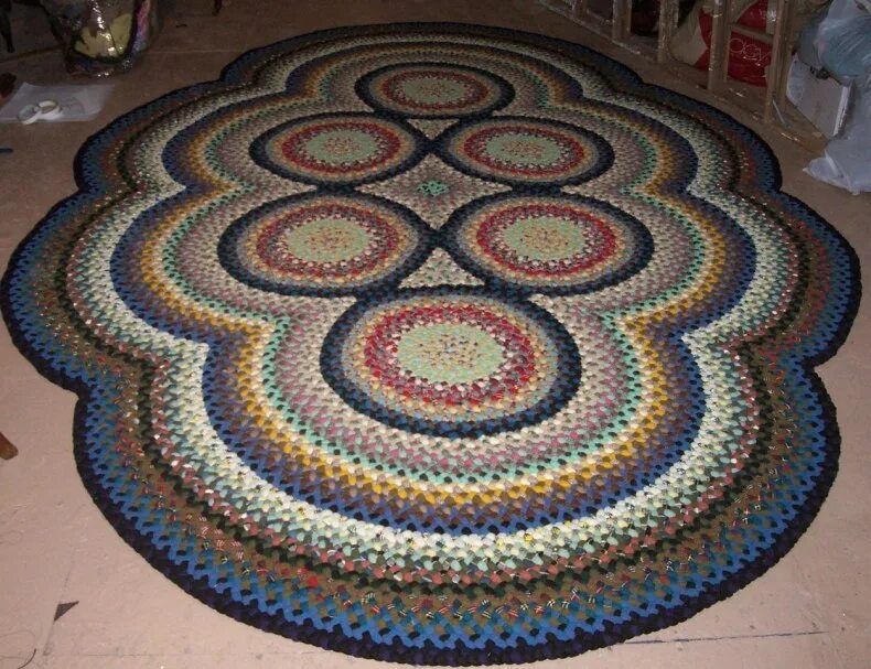 Овальный коврик из старых. Плетеный коврик. Овальный коврик из старых. Вязаные коврики крючком. Коврик из тряпочек.