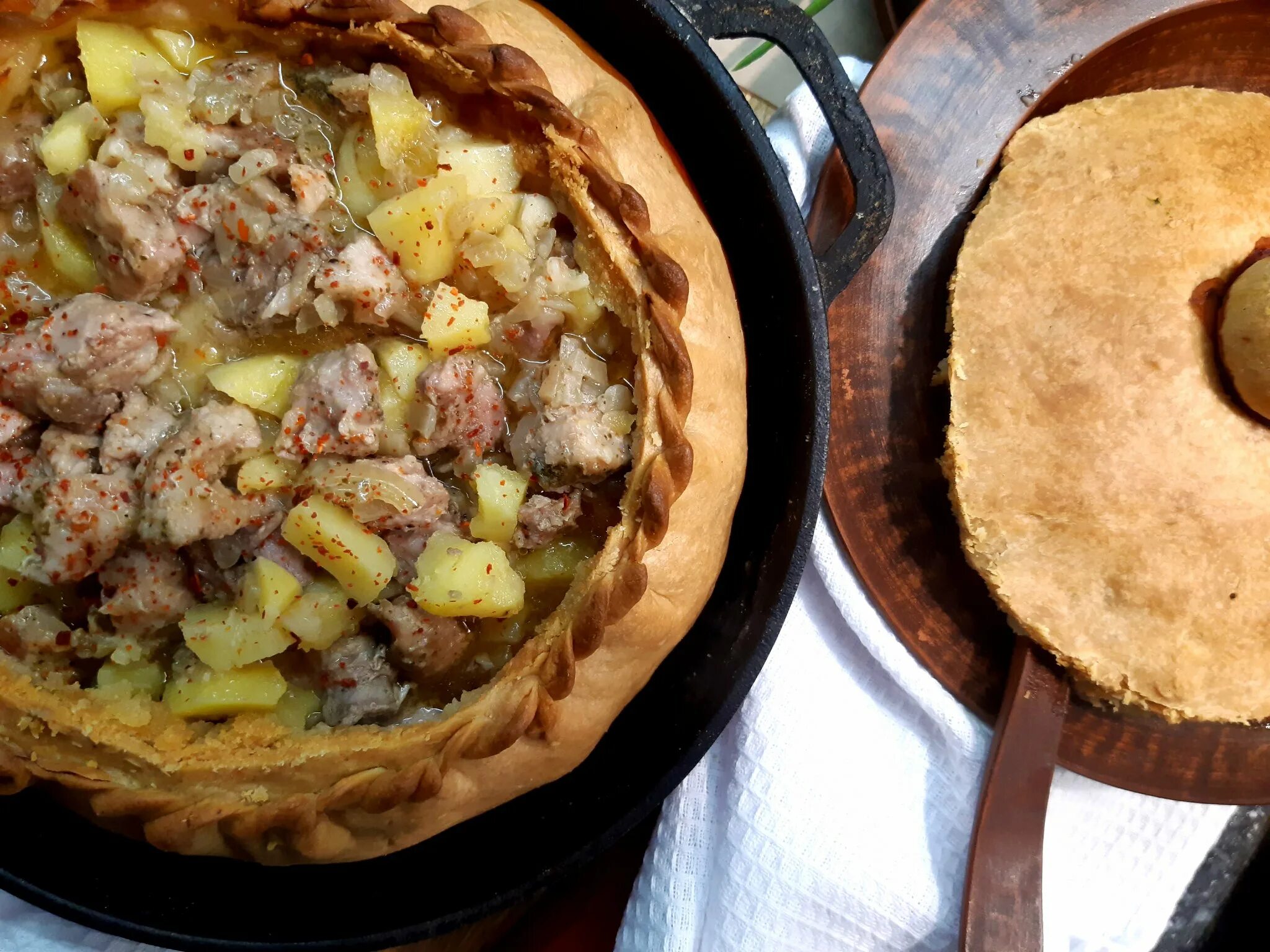 Рецепт бэлиш татарский с мясом и картошкой. Зур бэлиш. Бэлеш татарское национальное блюдо. Бэлеш из куриных желудка татарский. Татарские мясные блюда.