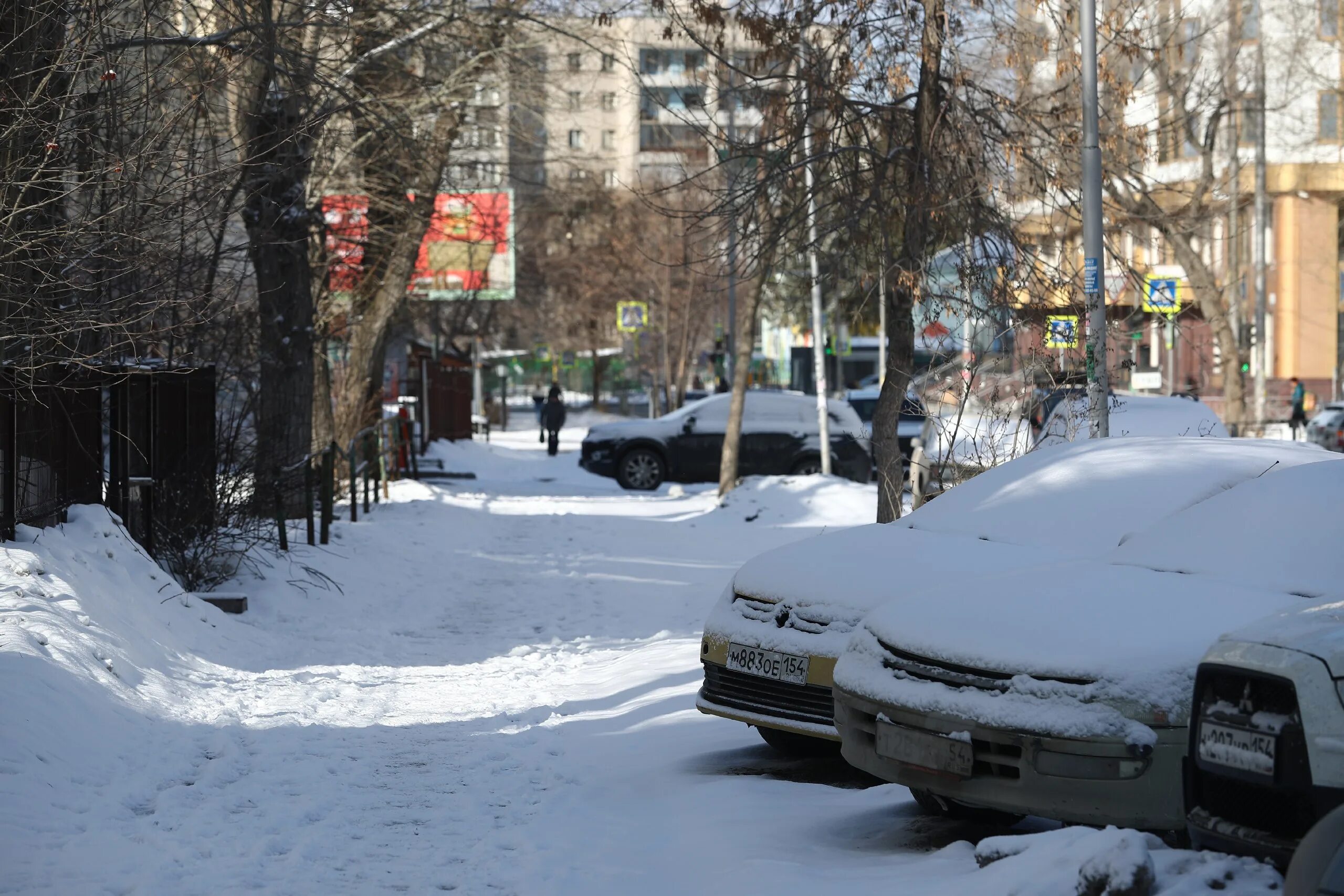 23 апреля новосибирск. Снегопад в городе. Снег в городе. Снег фото. Снежная улица.