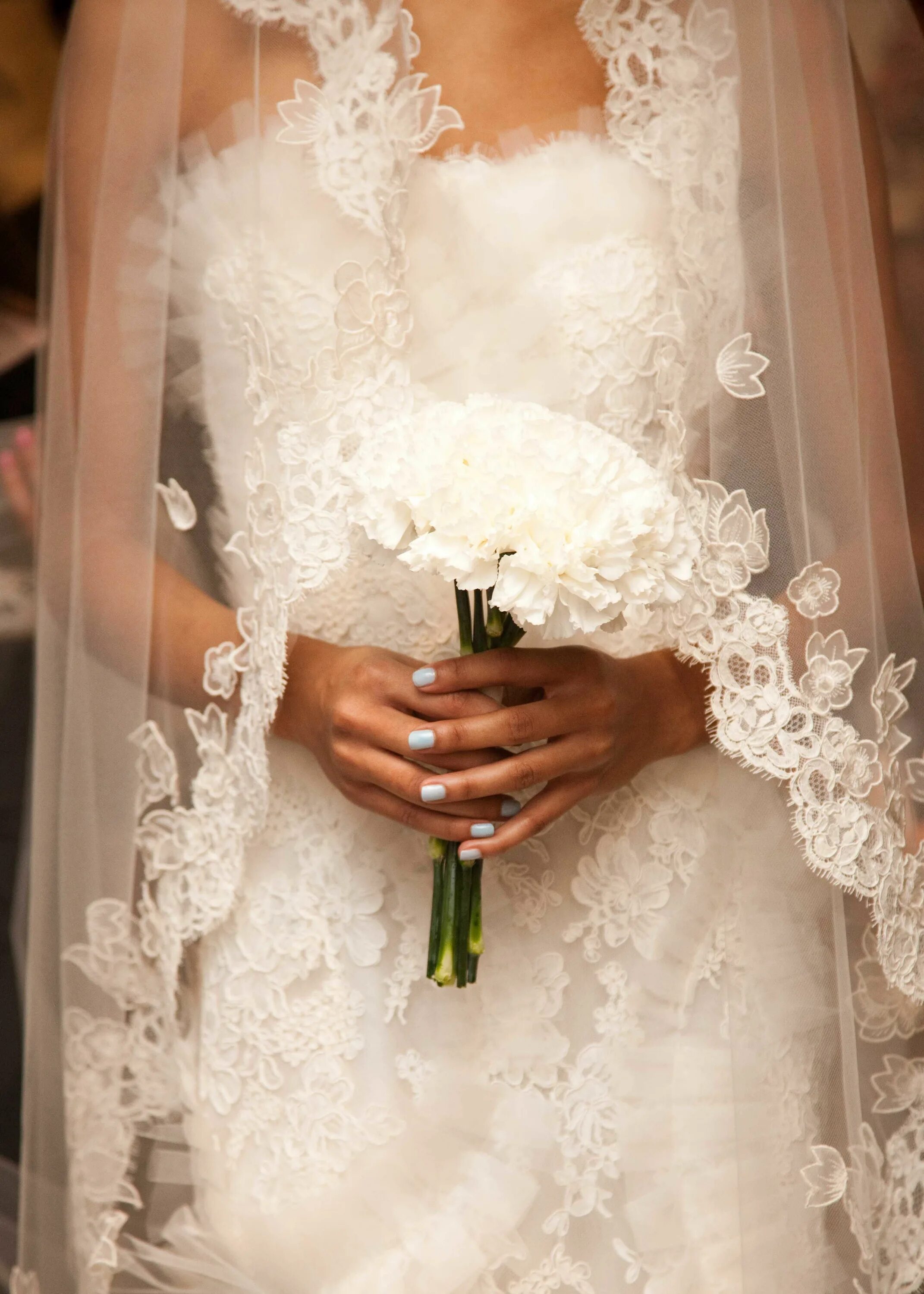 Свадебные платья с фатой. Невеста спиной с фатой. В свадебном платье с букетом и фатой. Невеста в свадебном платье с фатой.