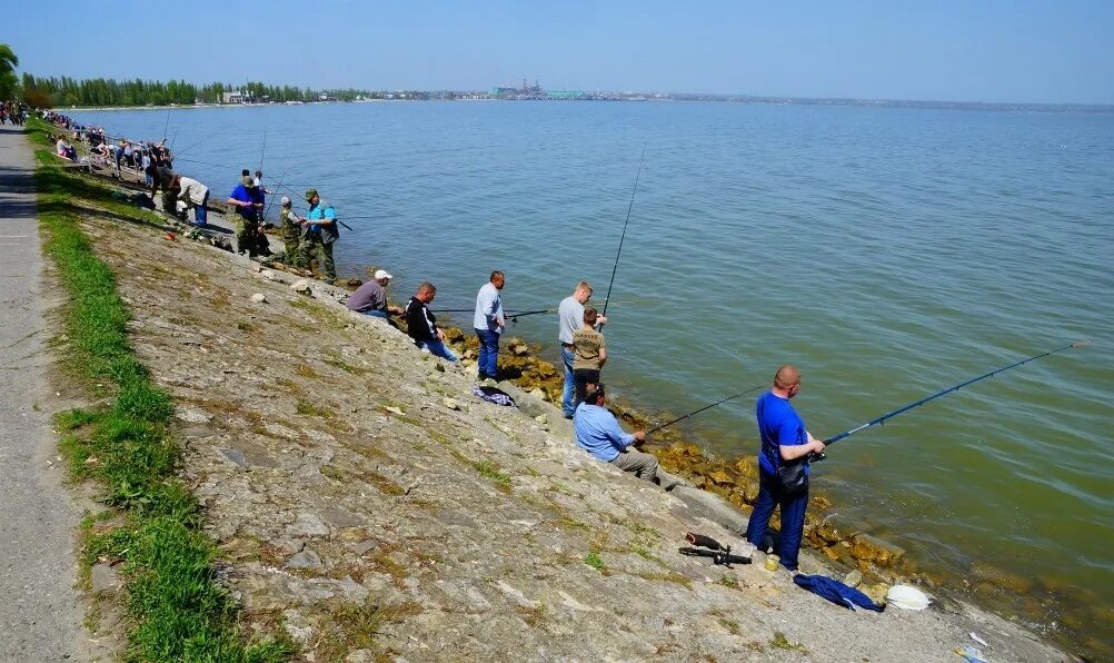 Сегодня рыбачить. Миусский Лиман Таганрог рыбалка. Миусский Лиман Таганрог купание. Таганрогский залив Таганрог. Таганрогский залив рыбаки.