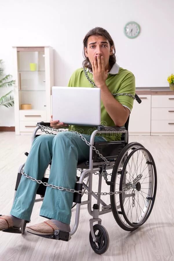 Пациент. Смеется над инвалидом. Смеется над инвалидом. Смеется над инвалидом. Семейные инвалиды на колясках.