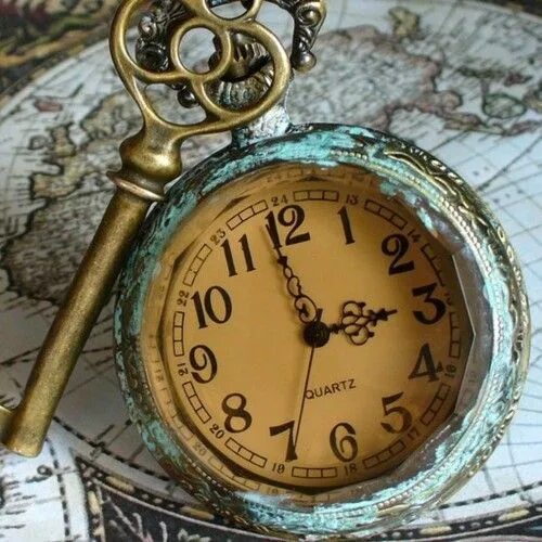 Старинные какое время. Древние часы. красивые старинные часы. винтажные часы в реке. старинный ключик для часов.