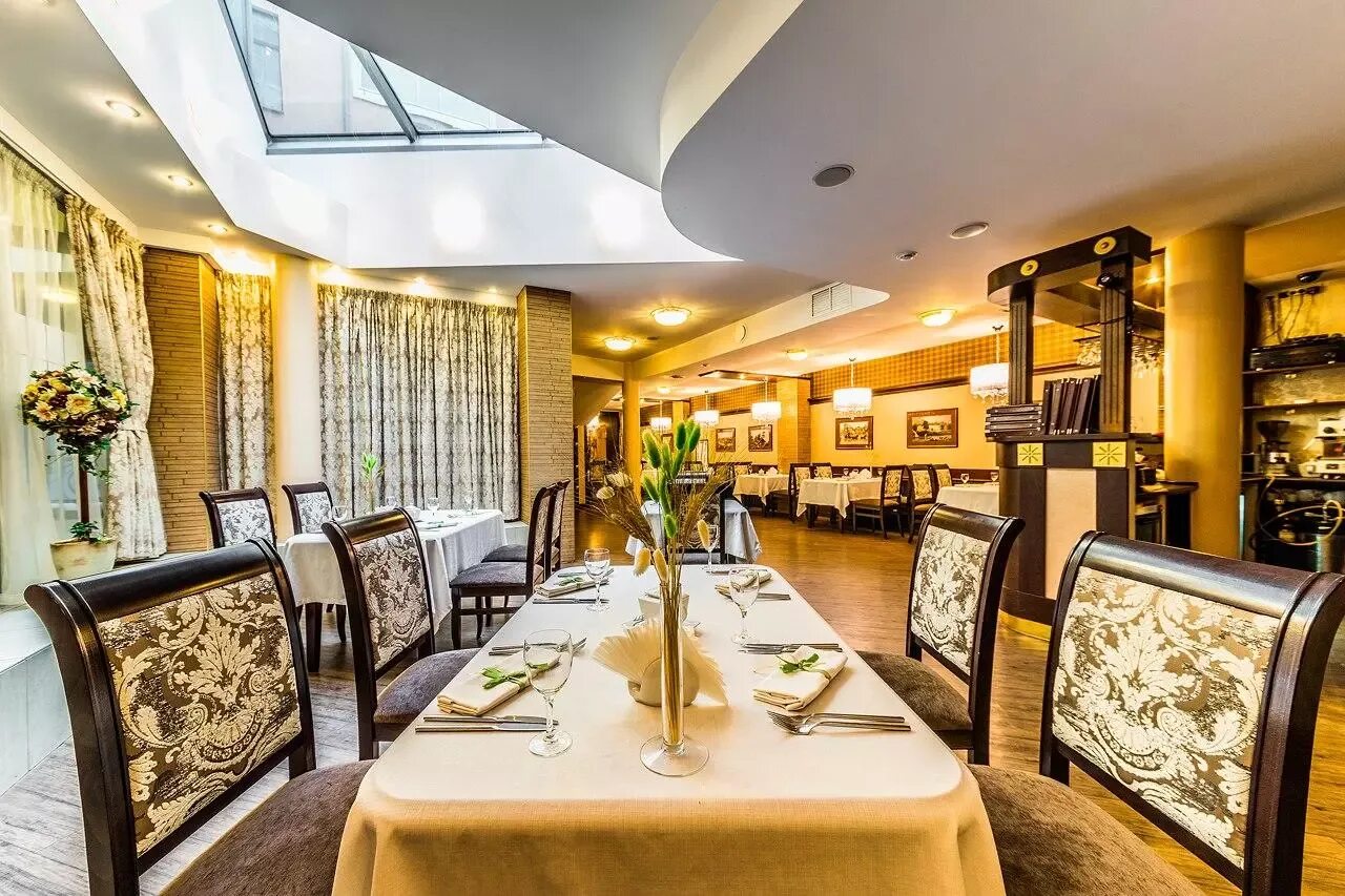 Фаворит санкт петербург. Ресторан фаворит стремянная 18. Фаворит. Фаворит волгоград ресторан. Ресторан фаворит стремянная улица.