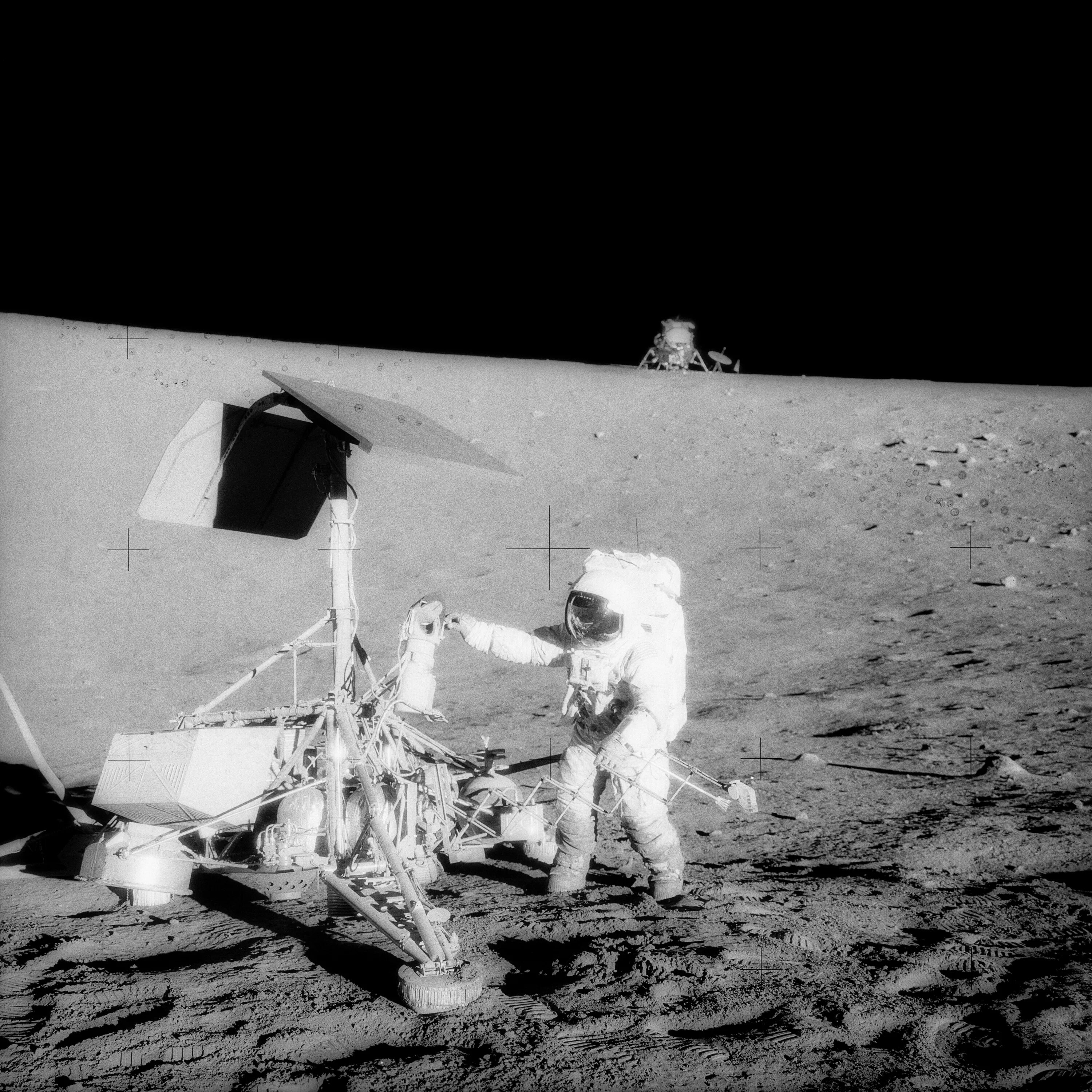 Какой аппарат совершил первую посадку на луну. Аполлон 1969. Аполлон 12. 1969 Первый человек на Луне. Аполлон 12 на Луне.