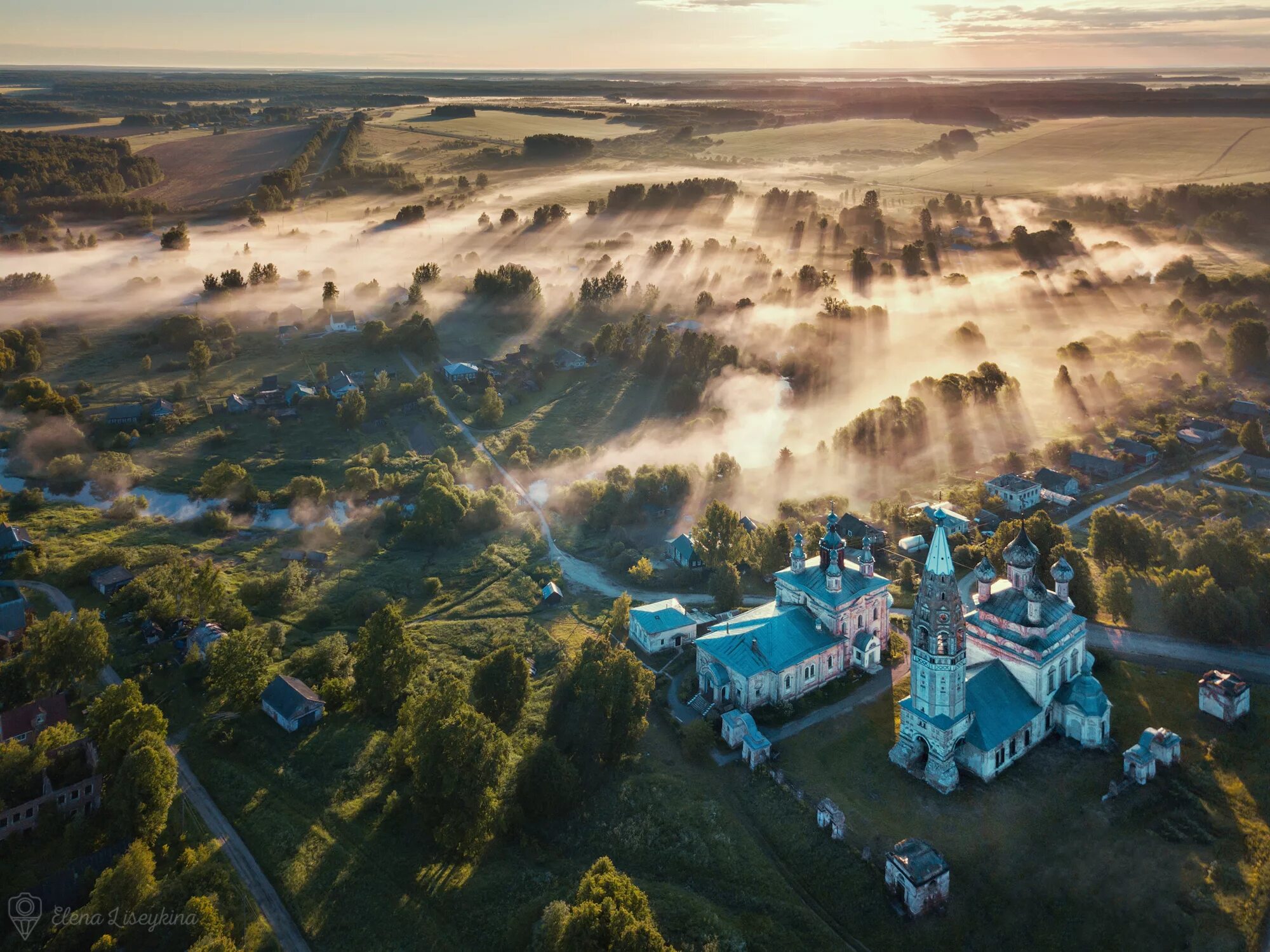 Воскресенский смольный собор санкт-петербург. Храмы с высоты птичьего полета. Храмы с высоты птичьего полета. Таруса с дрона. Успенский собор владимир с высоты птичьего полета.