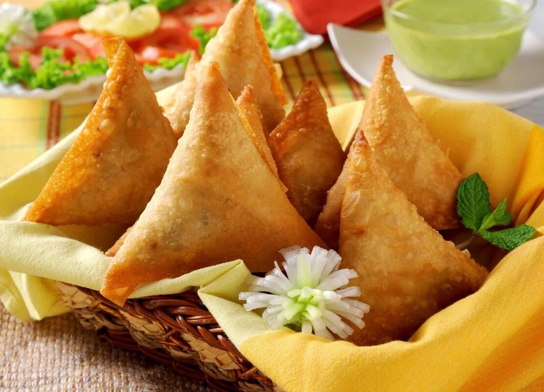 Треугольники из теста с начинкой. Самоса (indian Samosa).. Индийские пирожки Самоса. Самса чебуреки беляши. Самбуса уйгури.