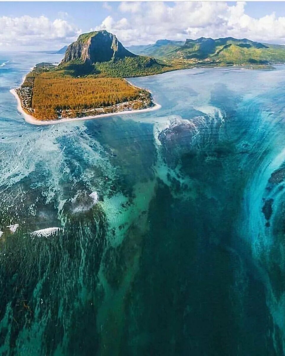 Остров маврикий водопад. Маврикий гора ле морн. Подводный водопад ле морн брабан. Остров маврикий водопад. Ле-морн маврикий подводный водопад.