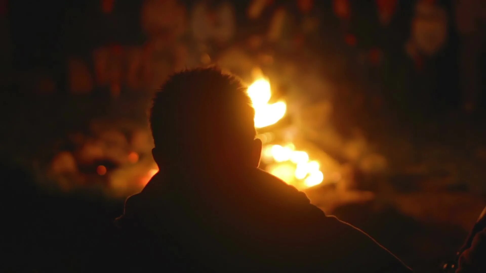 Парень у костра. Одинокий огонь. Ночь костер звезды. Костер фэнтези. Ночь костер звезды.