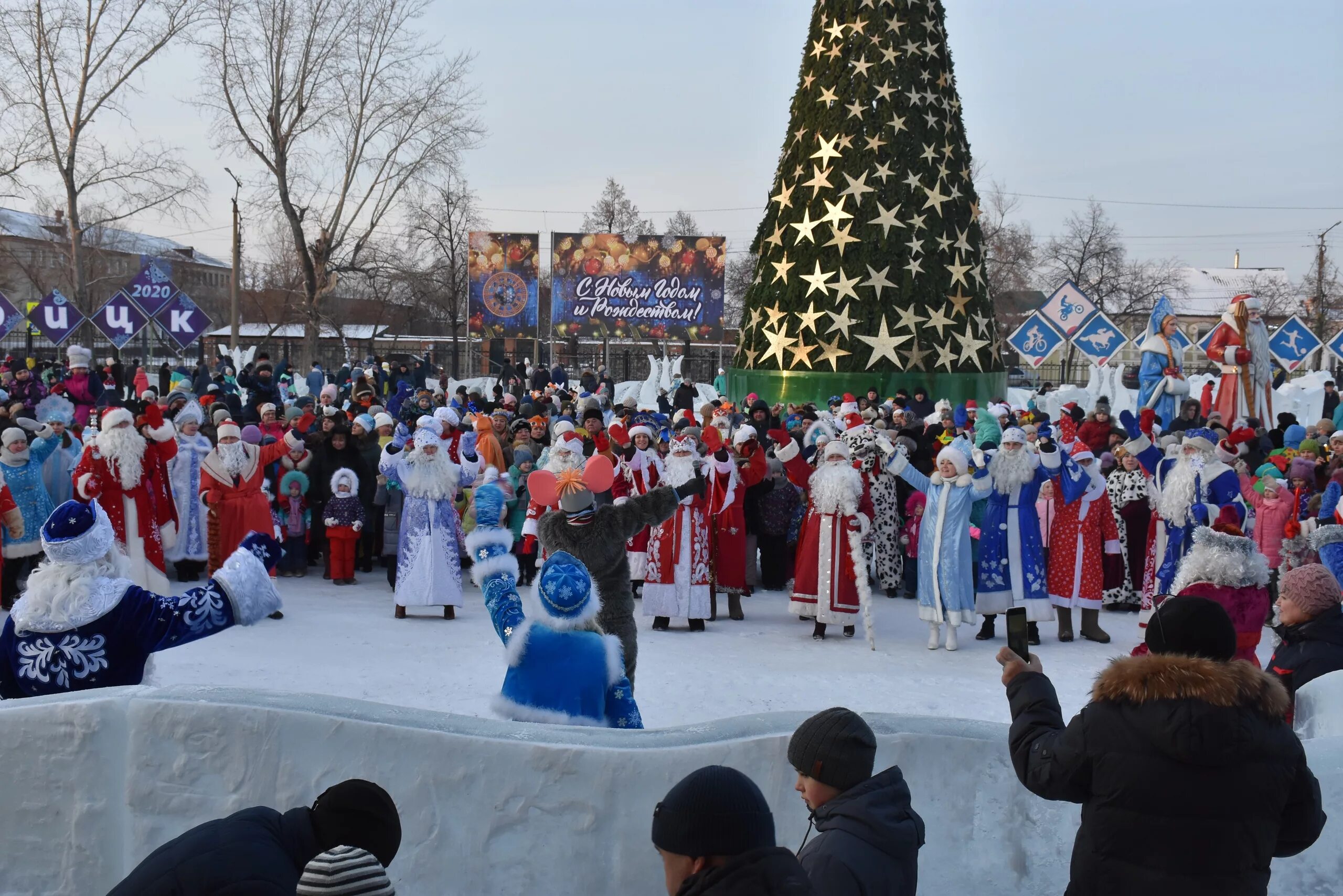 Население города Троицка Челябинской области 2020. Население города Троицка Челябинской области. Праздник в Троицке Челябинской области на площади. Новогодний город Троицк Челябинская.