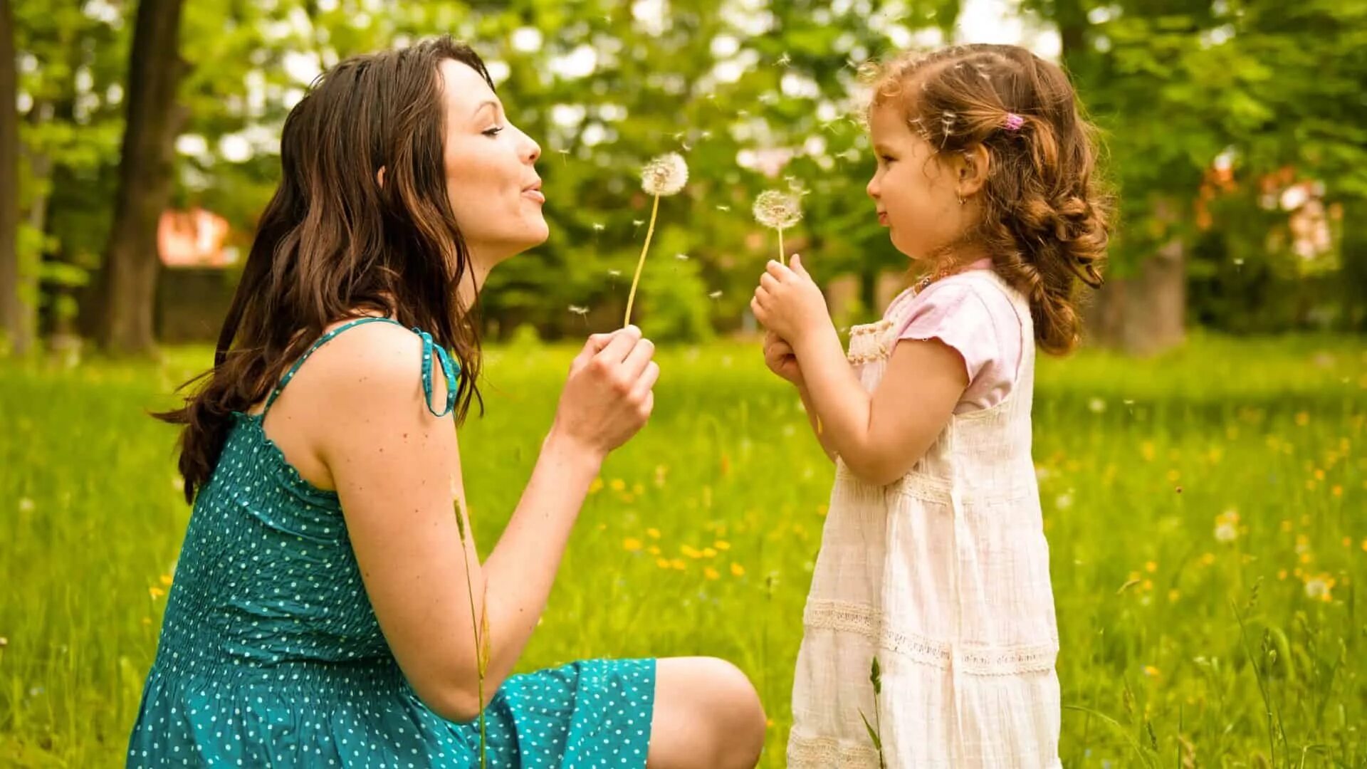 Tiny daughters. Мама дети одуванчики. Фотосессия в одуванчиках мама и дочь. Мама с дочкой в одуванчиках. Дуть на одуванчик мама.