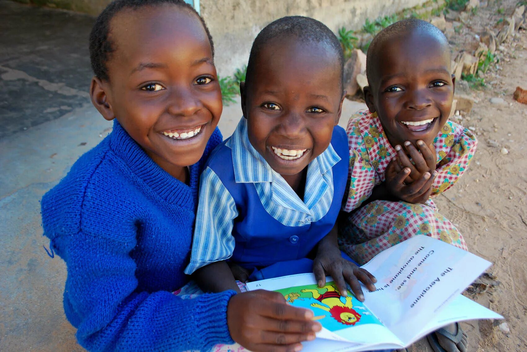 Юар люди. Волонтеры в африке. They are from africa. Афроамериканцы в африке. They are from africa.