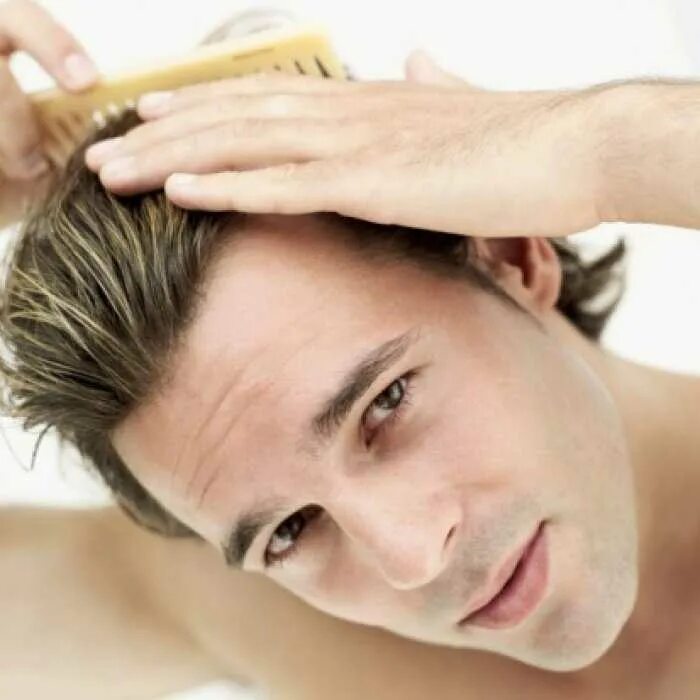 Здоровые волосы у мужчин. Мужчина причесывается. Мужчина расчесывает волосы. Истончение волос у мужчин.